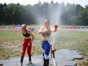フィニシュで散水のサービスを受ける女子選手
